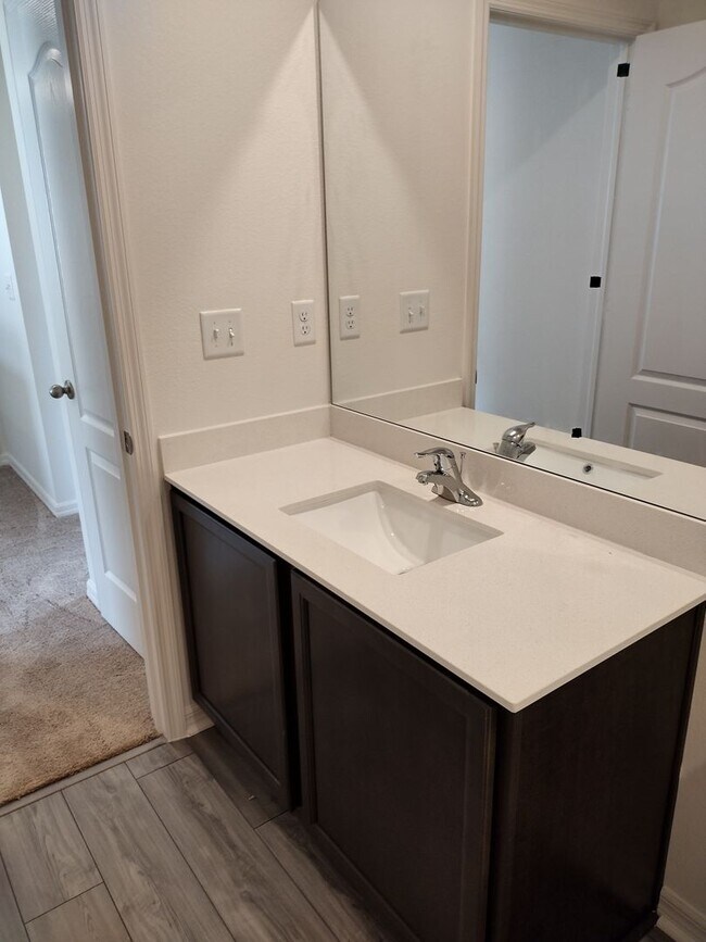 Building Photo - Beautiful 4 bedroom 2.5 Bathroom House For...