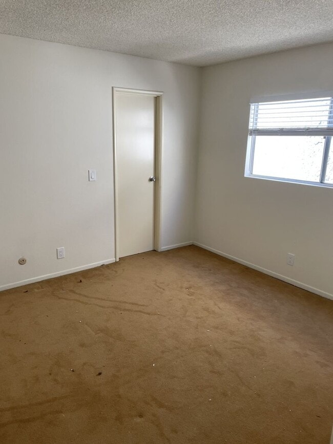 Building Photo - 704 Lookout Dr