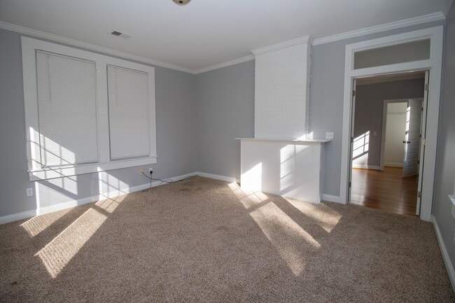 Building Photo - Immediate move-in! Short-term lease! Spacious 4BR/3BA Home Near USC!