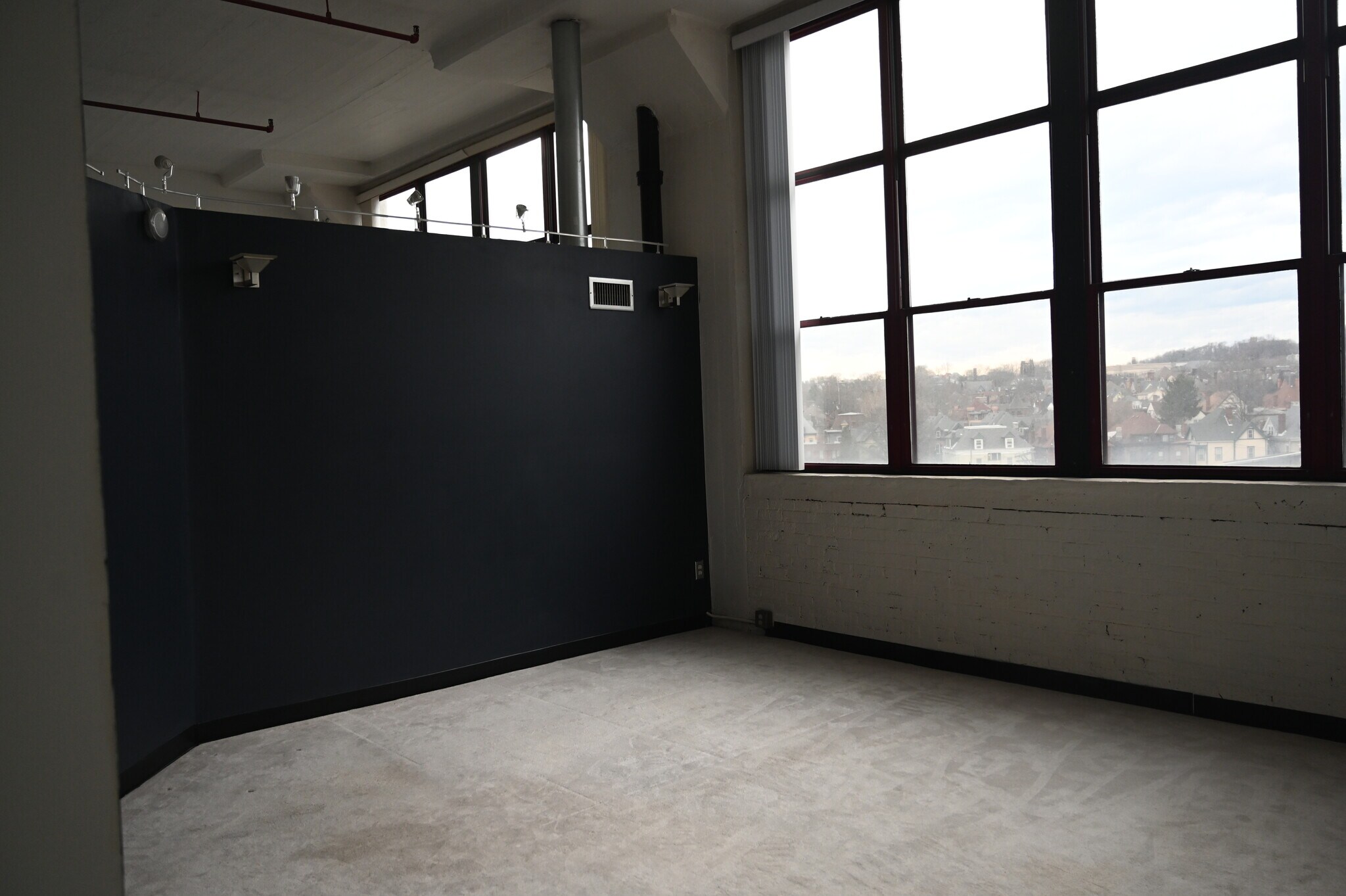 Building Photo - 5850 Centre Ave