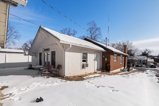 Building Photo - "Charming Brentwood house 2 bedrooms 1 Bathoom, Prime Location!"