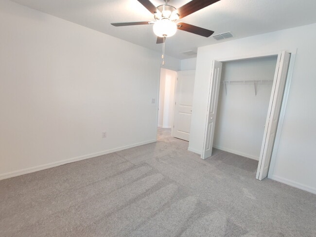 Building Photo - Spacious End-Unit Townhouse in FishHawk Ranch | Top-Rated Schools