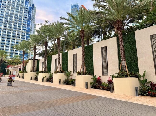 Building Photo - 400 South Pointe Dr