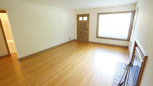 Building Photo - 1229 Middlebury Ln