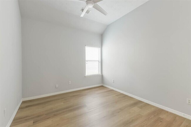 Building Photo - 2212 Highland Crossing Dr