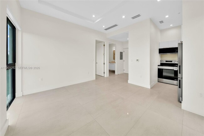 Building Photo - 530 SW 11th Ave