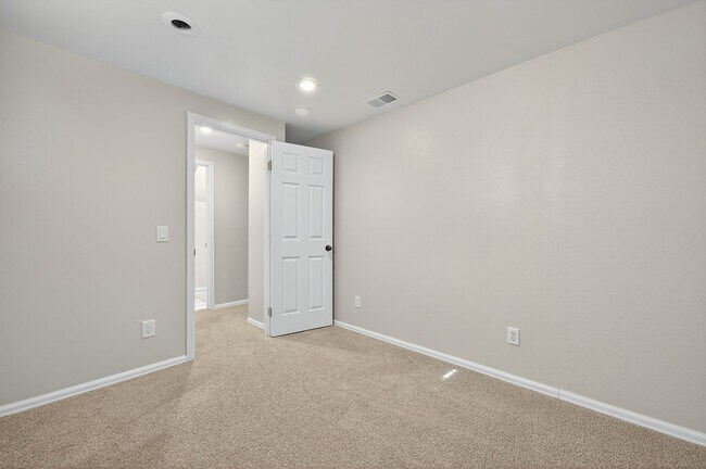Building Photo - For Rent: Charming 4-Bedroom Tri-Level in ...