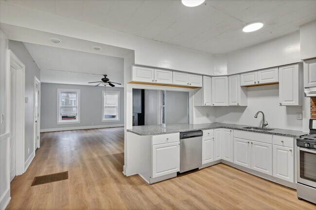 Building Photo - "Charming 2-Bedroom Retreat on Saratoga Avenue - Spacious 1100 Sq Ft Gem in Waterford!"