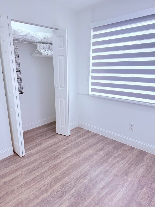 Building Photo - 302 SW Whitmore Dr