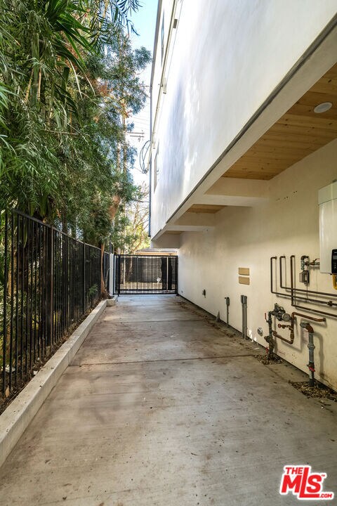 Building Photo - 5044 Laurel Canyon Blvd