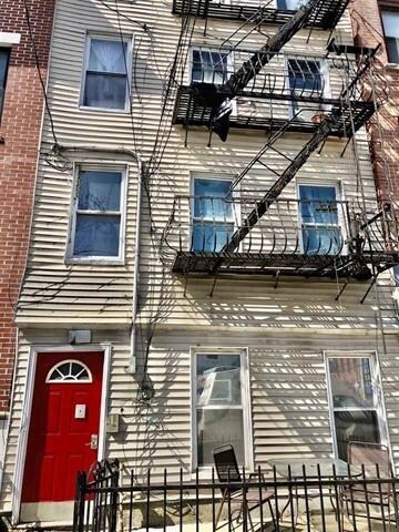 Building Photo - 435 Monmouth St