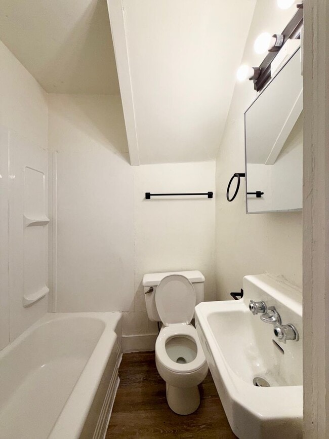 Building Photo - 1 Bedroom, 1 Bath First-Floor Apartment with Porch & Private Entrance