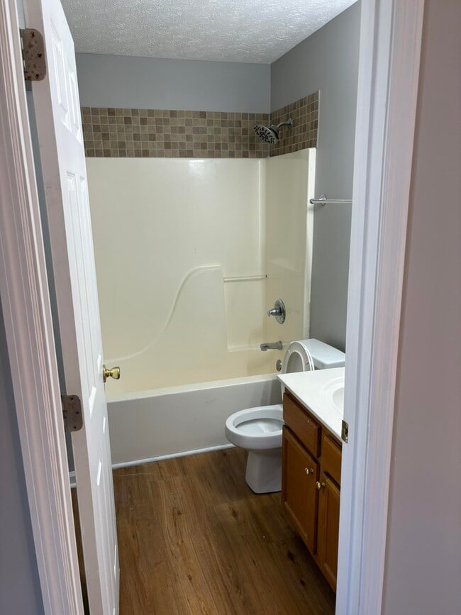 Building Photo - 1045 Pinoak Dr
