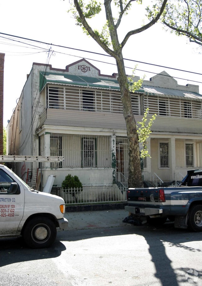 Primary Photo - 449 Bristol St