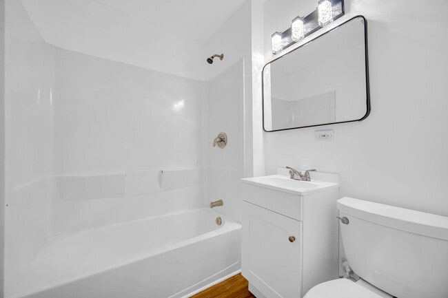 Building Photo - 1002 N Western Ave