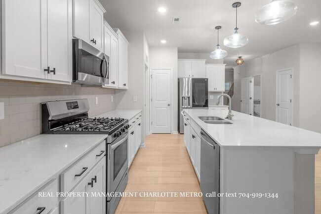 Building Photo - Stunning 4-BR Home on Wooded Cul-De-Sac Lot in Brightwater – Minutes from Rivergate!