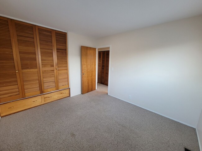 Building Photo - 4 bed, 2 bath, 2 car garage