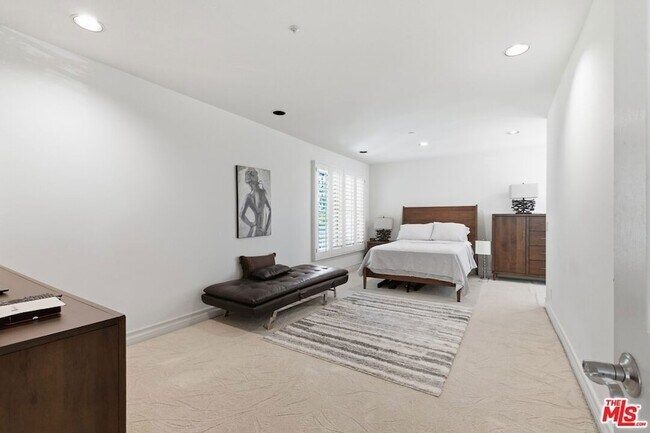 Building Photo - 6003 County Oak Rd