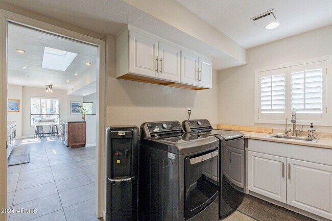 Building Photo - 8257 E Del Cadena Dr