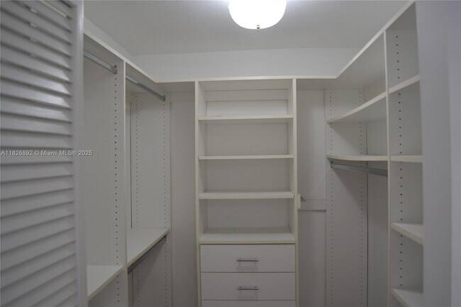 Building Photo - 1537 E Lake Ct