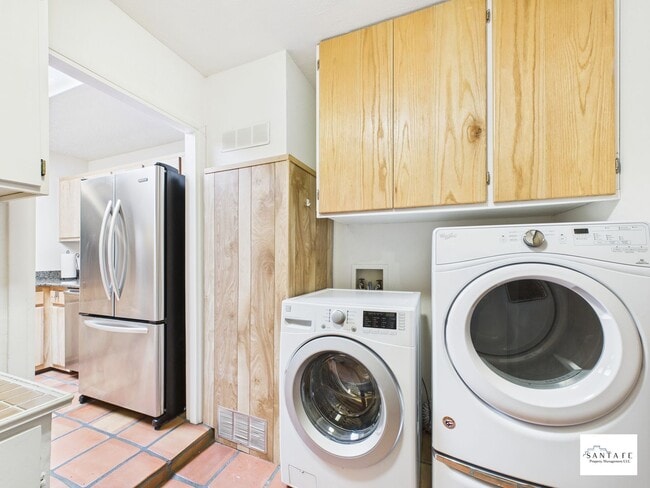 Building Photo - Fully Furnished Home available Now!