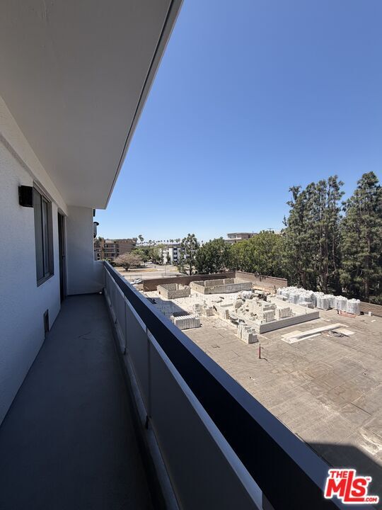 Building Photo - 321 S San Vicente Blvd