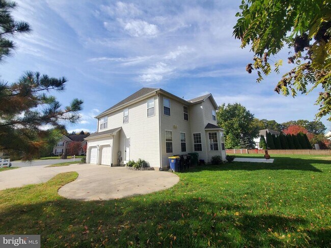 Building Photo - 5 Bandcroft Dr