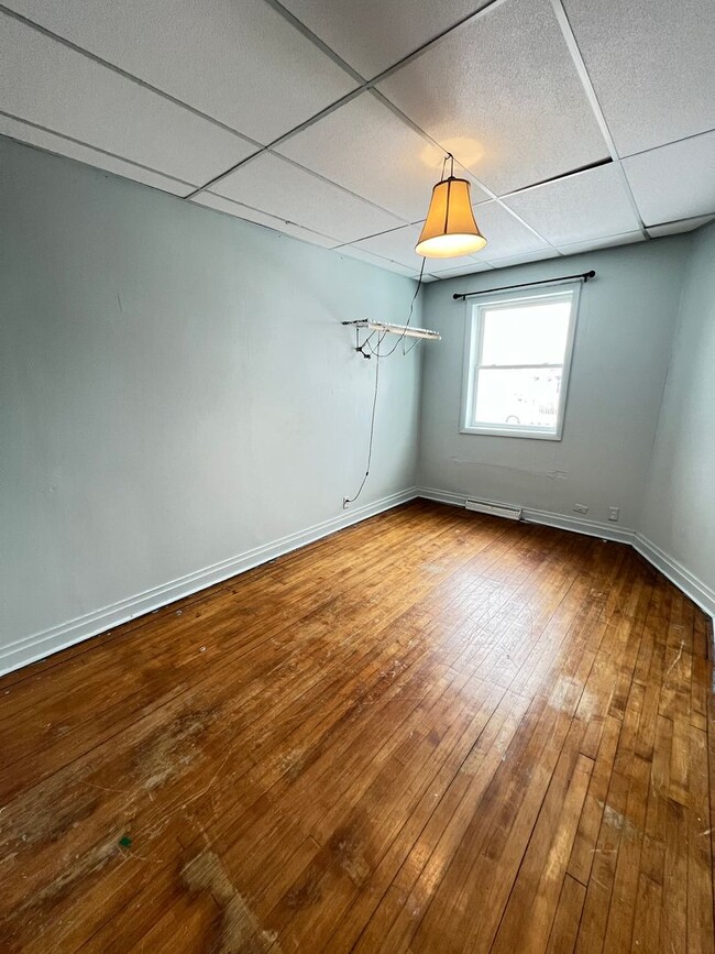 Building Photo - AVAILABLE JUNE - 4 Bed 1 Bath House in the...