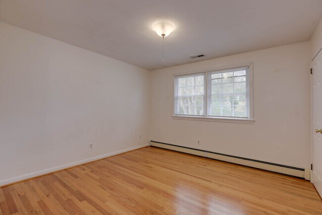 Building Photo - 1403 Hawthorne Dr