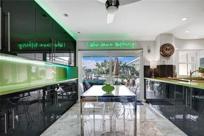 Building Photo - 2830 NE 55th St