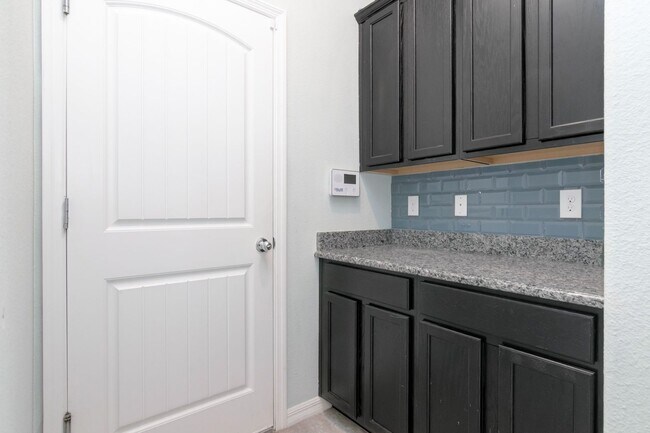 Building Photo - Stunning 4bed /3.5 bath Home For Rent at W...
