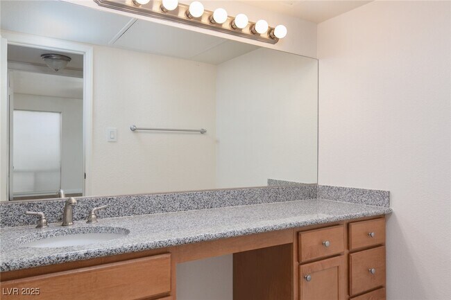 Building Photo - 753 Oakmont Ave