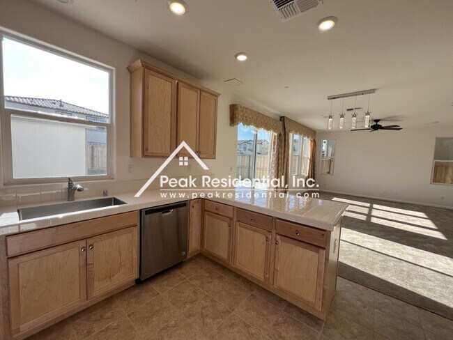 Building Photo - Newer 4bd/3ba Elk Grove Home with 2 Car Garage