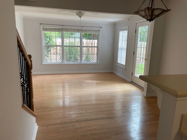 Building Photo - Greenville, 3BD/2.5 plus bonus, 1839SF