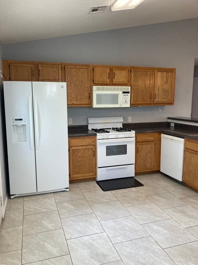 Building Photo - Nice Claremore 3/2/2 Home in Greenbrier Ad...