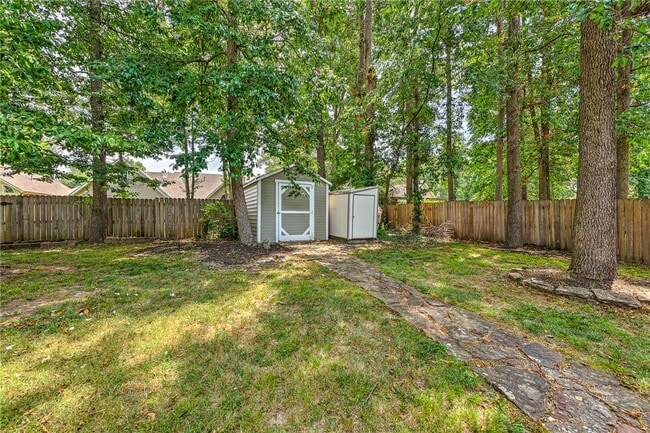 Building Photo - 903 N Quail Terrace