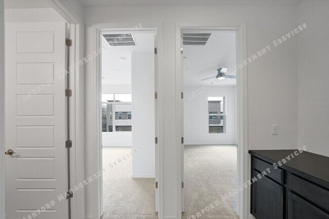 Building Photo - Luxury 3-Bedroom Townhome with Rooftop Dec...
