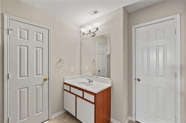 Building Photo - 3006 Madison Elm St