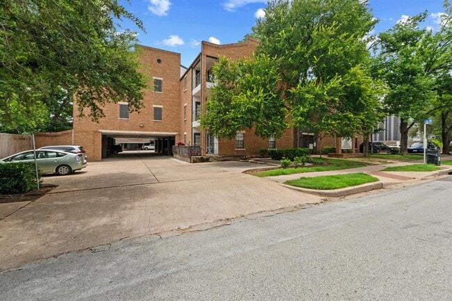 Building Photo - 203 E 31st St