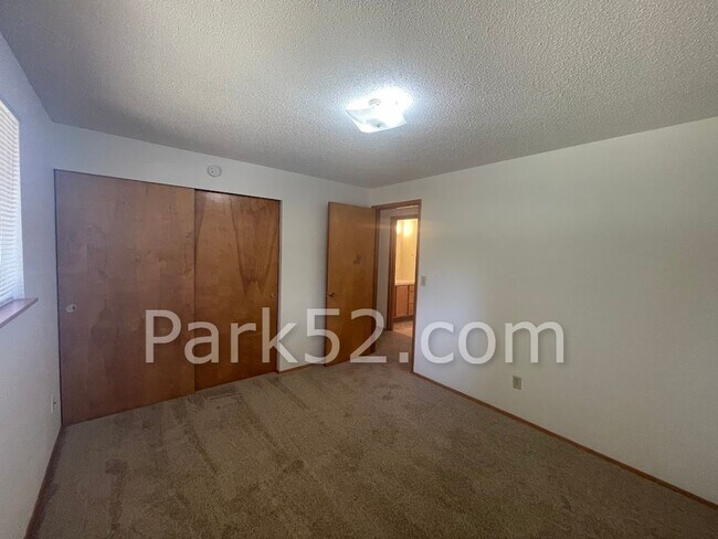 Building Photo - 2 Bedroom 1 Bathroom Puyallup Area Duplex