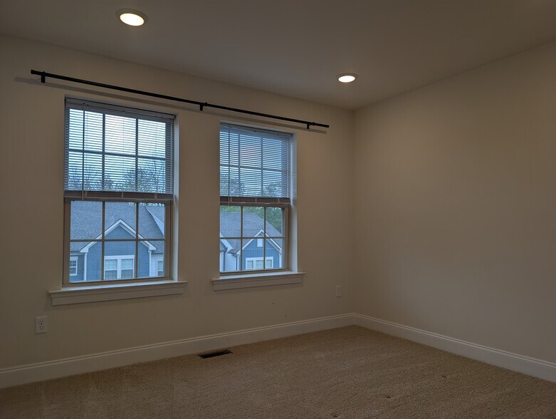 Building Photo - 35 Dahlia Dr