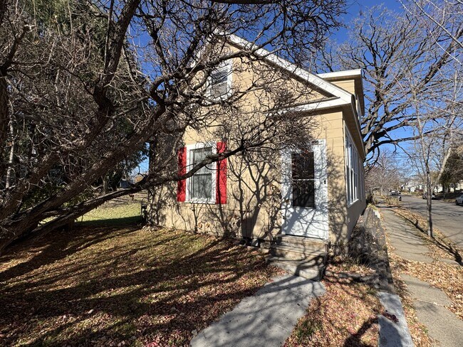 Building Photo - 933 Front Ave