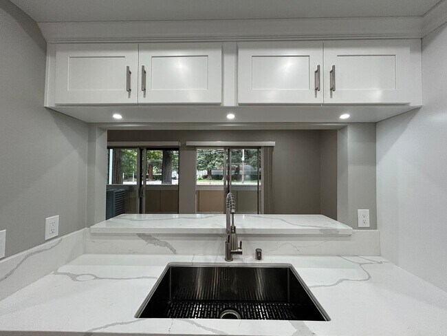 Building Photo - Sophisticated 2BR Walnut Creek Residence –...