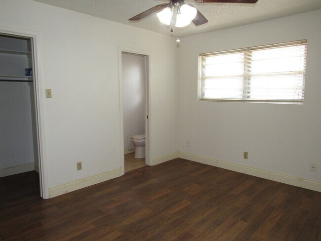 Building Photo - 2810 Teakwood Dr