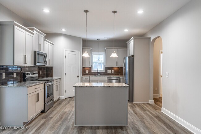Building Photo - 412 Palisades Dr