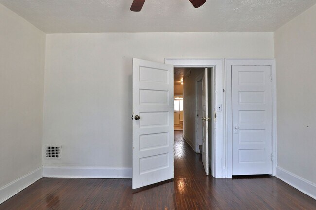 Building Photo - Central Campus - LARGE 4 Bedroom House with off-street parking