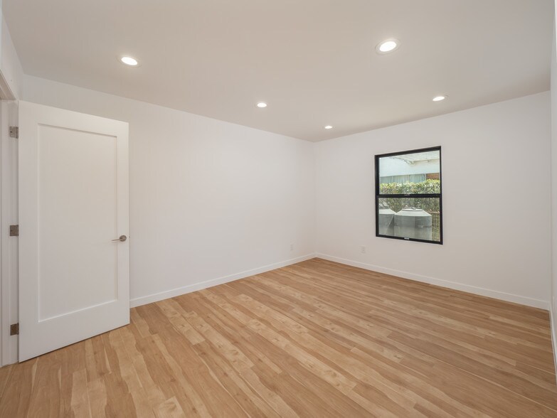 2nd bedroom - 10618 Ayres Ave