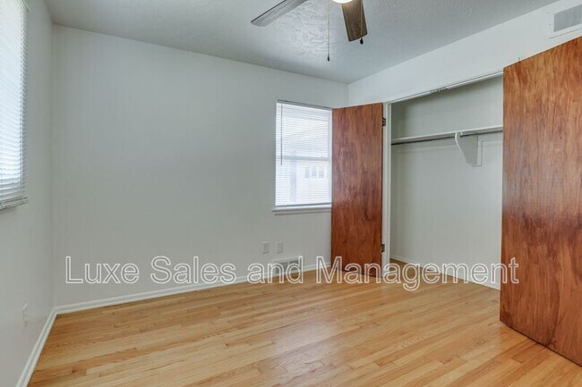 Building Photo - 3516 Mt Pleasant Dr