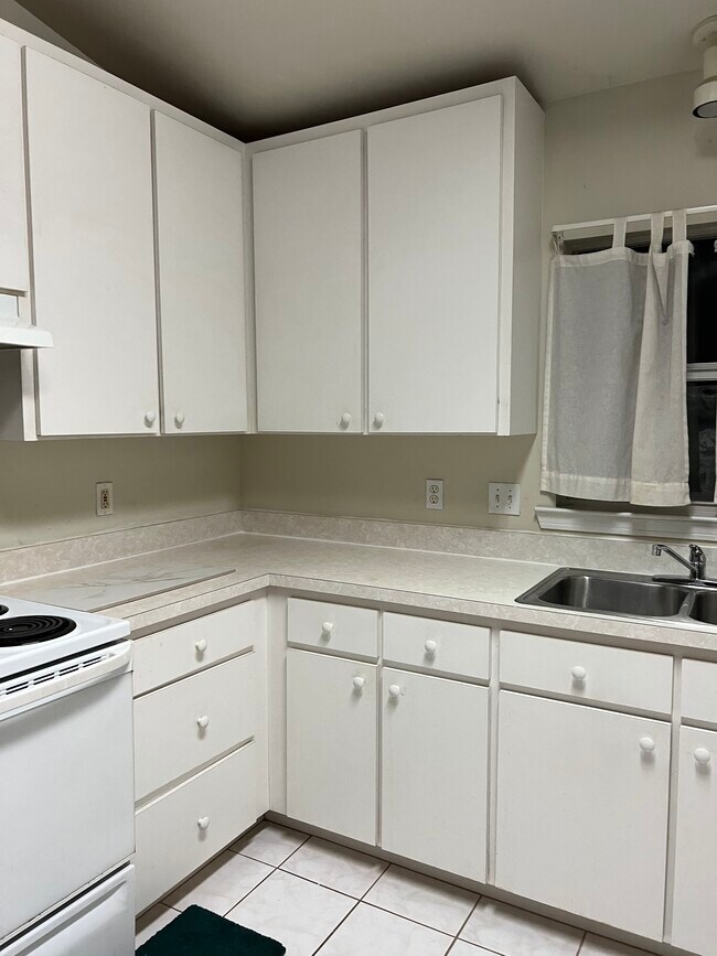 Kitchen with ceramic tile floor and side bar - 1013 SW 75th Way