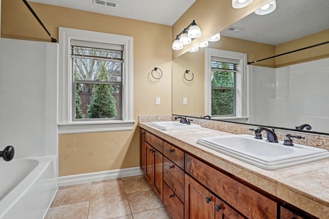 Building Photo - 4 bed, 2.5 bath Two-Story Home in West Salem